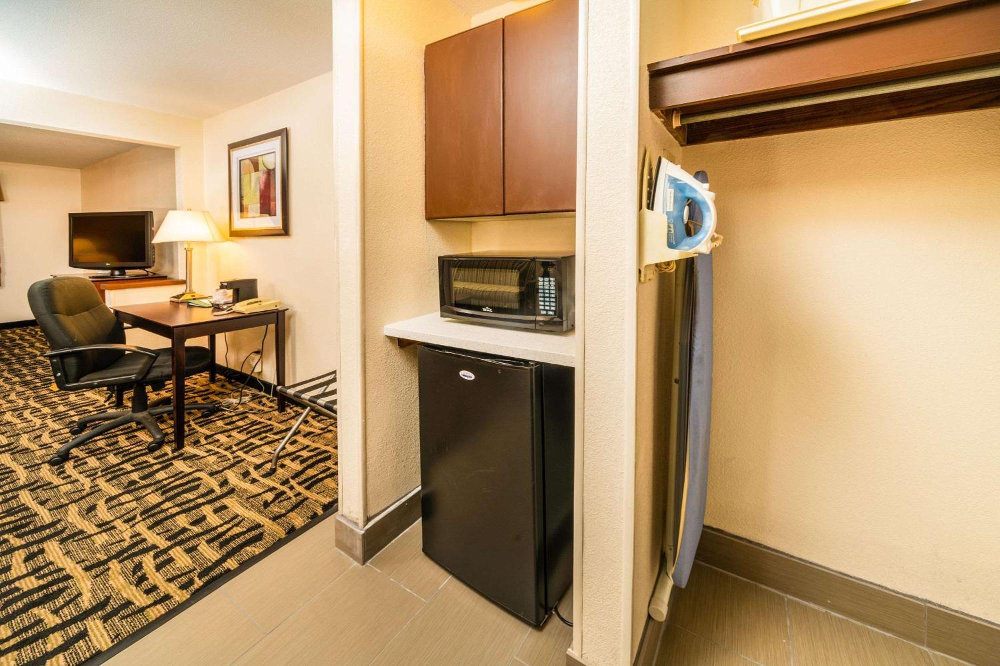 Quality Inn & Suites Danville Exterior photo